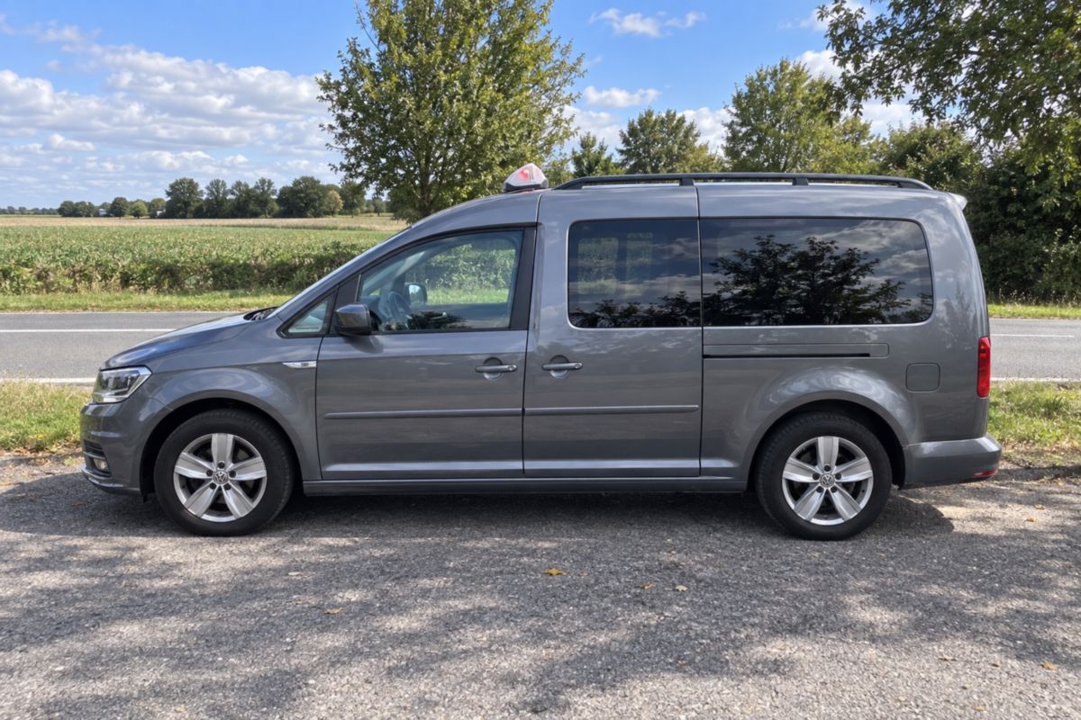Vue de profil du taxi Volkswagen Caddy de JB Transport