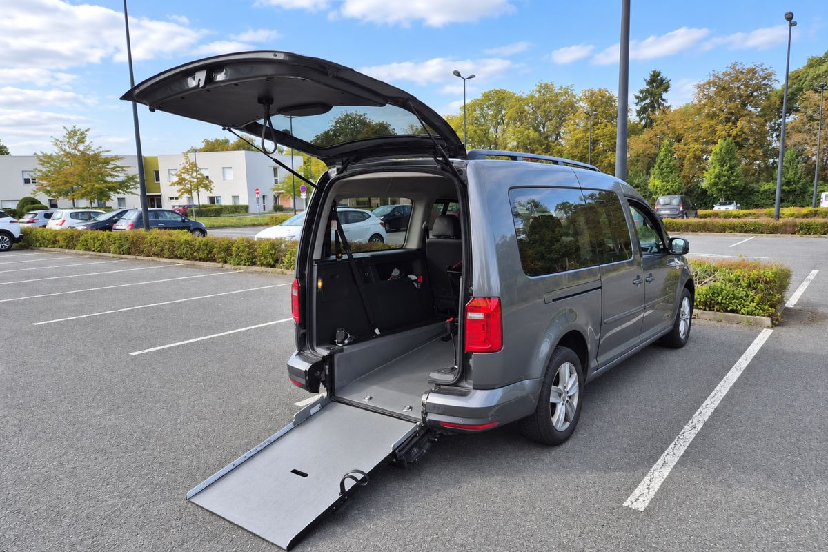 Rampe arrière dépliée du véhicule adapté JB Transport