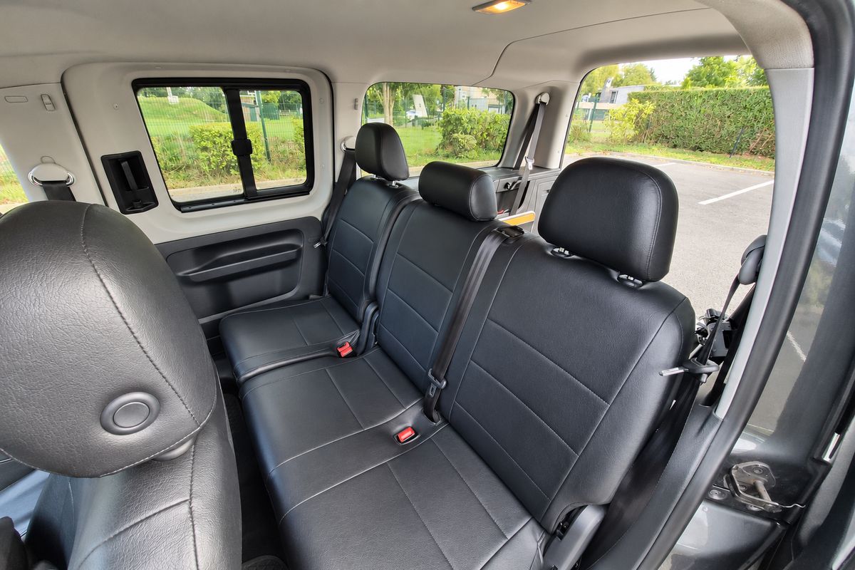 Sièges arrière et espace intérieur du taxi JB Transport